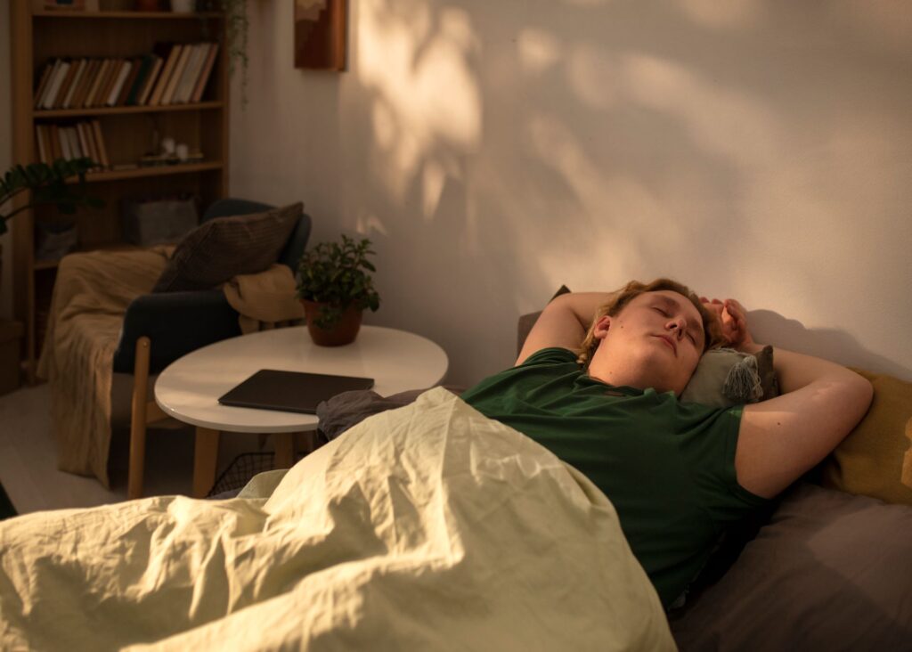 假日熬夜晚起恐變胖！營養師建議午睡30分鐘助健康