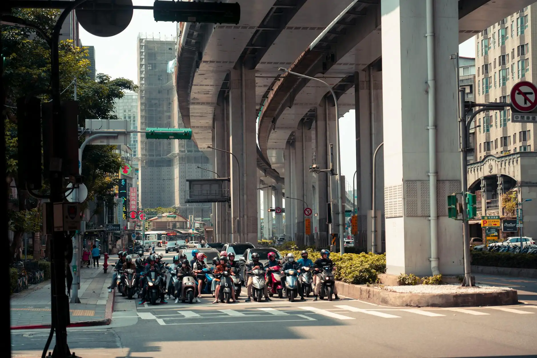 機車待轉勿壓斑馬線違規最高罰1800元
