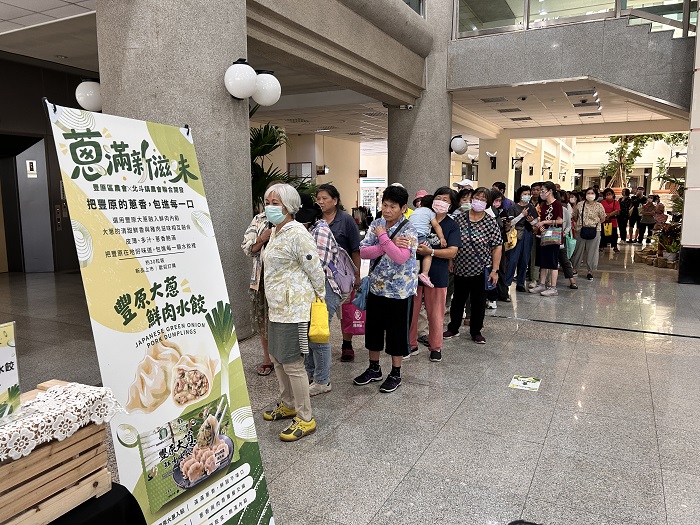 現場排隊試吃民眾相當踴躍。（圖/台中農業局提供）